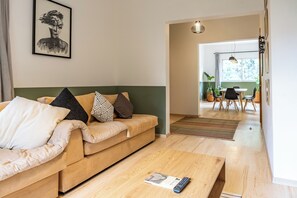 Deluxe Apartment, City View | Living area