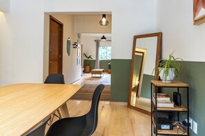 Deluxe Apartment, City View | Dining room