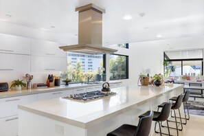 Fridge, microwave, stovetop, dishwasher