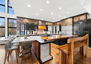 Frigorífico, microondas, horno y lavavajillas