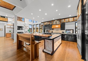 Fridge, microwave, oven, stovetop - The Grand on Greenbay-7 bedrooms | Sleeps 20 | Modern new build (Mooresville)