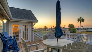 Une terrasse avec coin salon extérieur, comprenant des chaises et une table, offrant une vue panoramique.