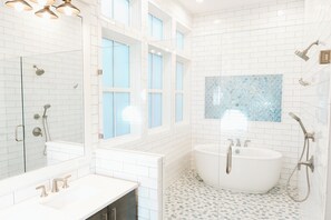 Chuveiro, secador de cabelo, toalhas de banho, sabonete