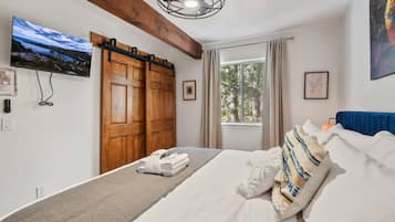 1 dormitorio, escritorio, tabla de planchar con plancha y wifi