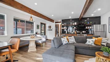 Una televisión, una chimenea