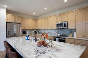 雪櫃、微波爐、焗爐、爐具