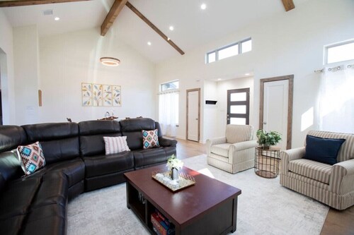 Luxury New Build - 7 Beds!