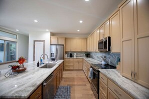 Fridge, microwave, oven, stovetop - Luxury New Build - 7 Beds! (Bryan)