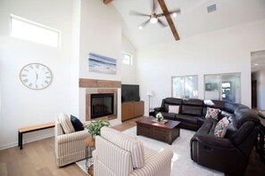 Smart TV, fireplace - Luxury New Build - 7 Beds! (Bryan)