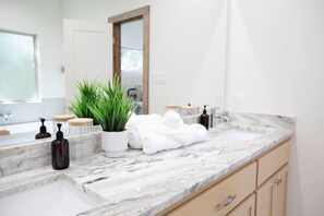 Secador de pelo y toallas