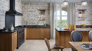 Kjøleskap, mikrobølgeovn, ovn og oppvaskmaskin