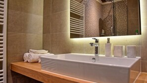 Dusj, hårføner og håndklær