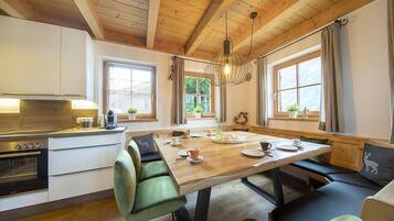 Wasserkocher mit Kaffee-/Teezubehör, Kühlschrank, Mikrowelle, Ofen