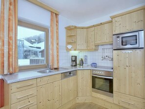 Microwave, oven, stovetop, dishwasher - Chalet in Königsleiten near Ski Lift (Wald-Königsleiten)