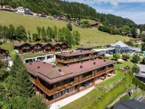 Un hotel de varios pisos con techo plano, balcones y un patio central.