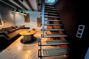 Télévision, cheminée, lecteur de DVD