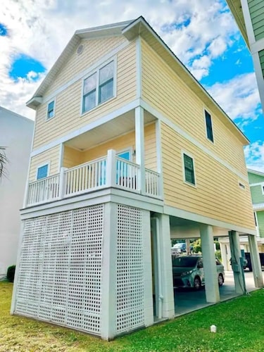 Second Row from the Beach, Right Across the Ocean Blvd 4-bdr Bikes Allowed