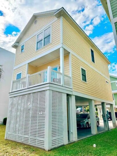 Second Row from the Beach, Right Across the Ocean Blvd 4-bdr Bikes Allowed