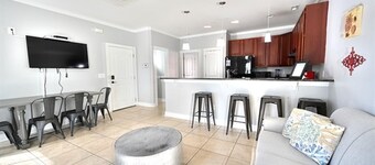 Second Row from the Beach, Right Across the Ocean Blvd 4-bdr Bikes Allowed