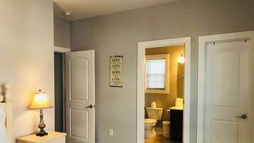 4 makuuhuonetta, silitysrauta/-lauta, ilmainen Wi-Fi, vuodevaatteet