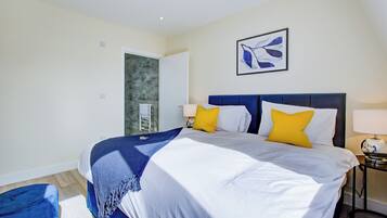 2 bedrooms, desk, iron/ironing board, travel cot