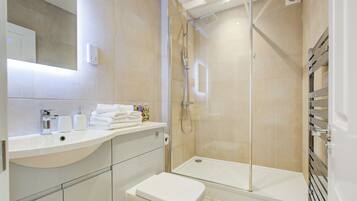 Hair dryer, towels, shampoo, toilet paper
