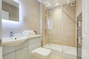 SĂšche-cheveux, serviettes fournies, shampoing, papier toilette
