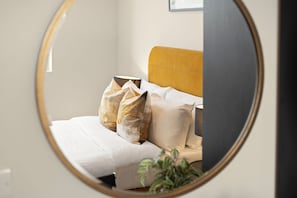 1 soverom, skrivebord, strykejern/-brett og reiseseng for barn