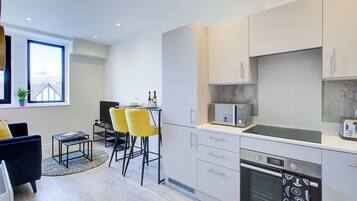 Fridge, oven, stovetop, dishwasher