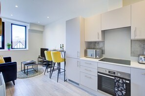 Fridge, oven, stovetop, dishwasher