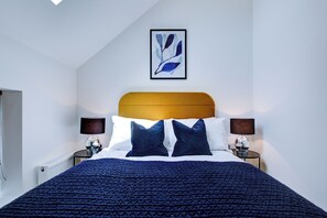 1 slaapkamer, een bureau, een strijkplank/strijkijzer, reisbedje