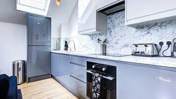 Fridge, oven, stovetop, dishwasher