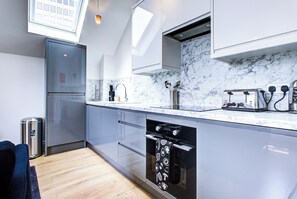 Réfrigérateur, micro-ondes, four, plaque de cuisson