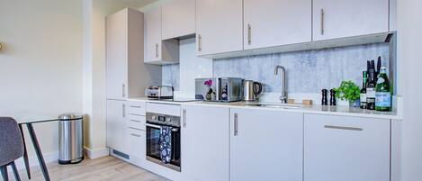 Frigorífico, microondas, horno y lavavajillas