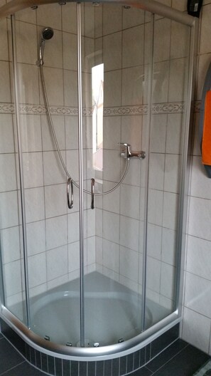 Douche, séchoir à cheveux, serviettes fournies, savon