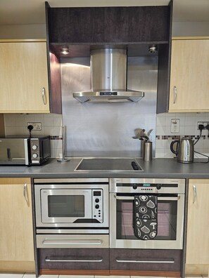 Kühlschrank, Ofen, Herdplatte, Geschirrspüler