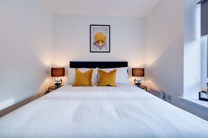 3 Schlafzimmer, Schreibtisch, Bügeleisen/Bügelbrett, Reisekinderbett