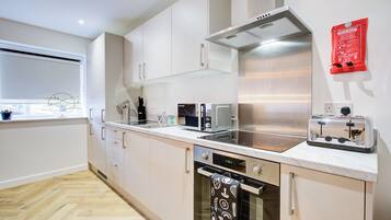 Fridge, oven, stovetop, dishwasher