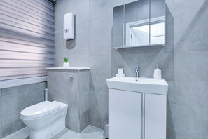 Een haardroger, handdoeken, zeep, shampoo