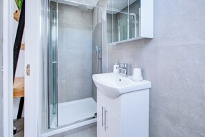 Haartrockner, Handtücher, Seife, Shampoo