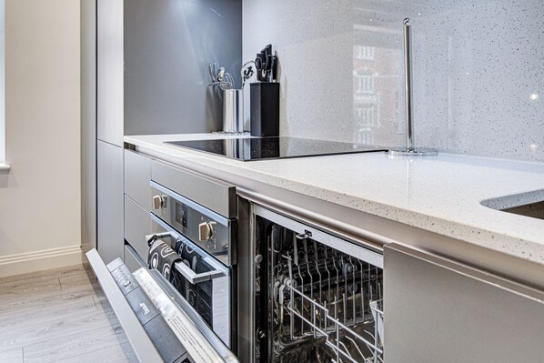 Kjøleskap, ovn, kokeplater og oppvaskmaskin