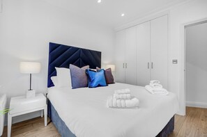 2 室のベッドルーム、デスク、アイロン / アイロン台、旅行用ベビーベッド