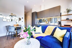 Smart TV - Hybrid Resi - Canary | 2 Bed Apartment (London)
