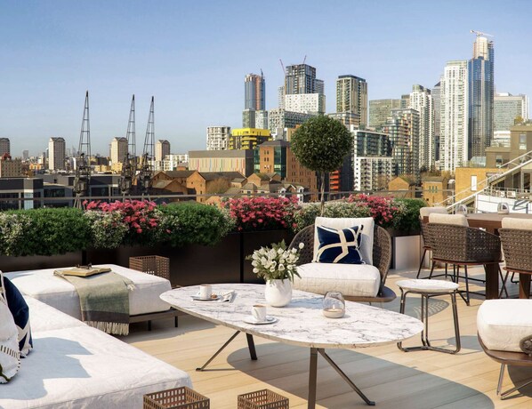 Outdoor dining - Hybrid Resi - Canary | 2 Bed Apartment (London)