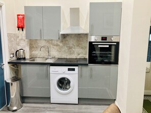 Réfrigérateur, un four, surface de cuisson, lave-vaisselle