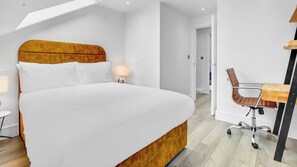 1 Schlafzimmer, Schreibtisch, Bügeleisen/Bügelbrett, Reisekinderbett