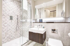 Dusche, Handtücher, Toilettenpapier