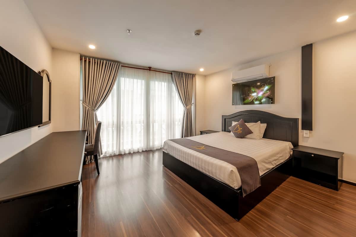 Deluxe Room | Desk, free WiFi