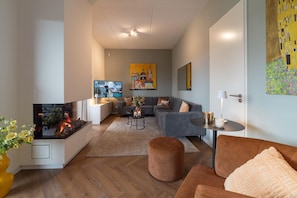 Smart TV, fireplace