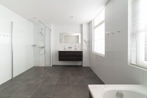 Douche, baignoire à jets, sèche-cheveux